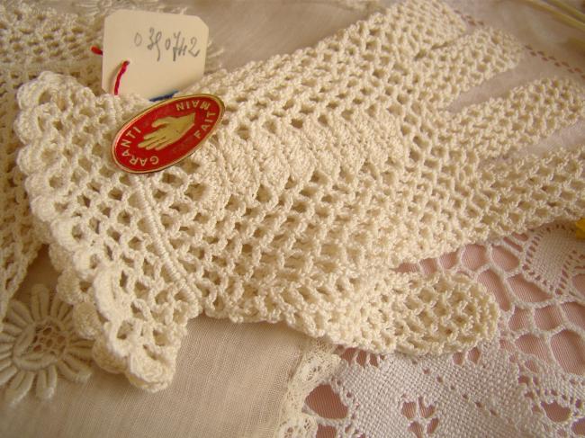 Jolie paire de gants d'enfant, en crochet faits main, couleur blanc ivoire, 1950