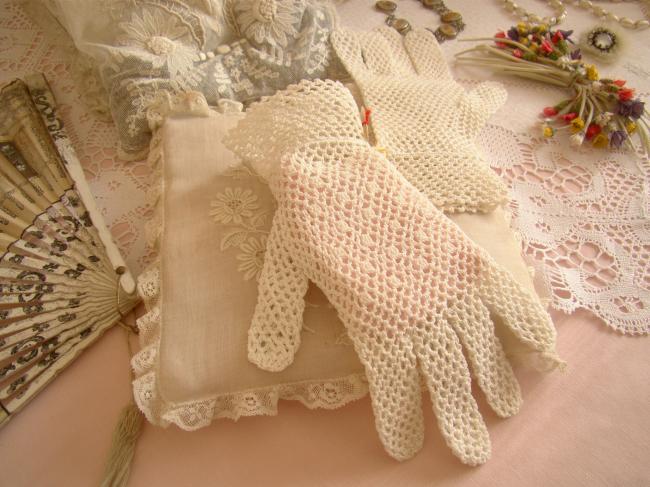 Jolie paire de gants en crochet faits main, couleur blanc ivoire, 1950