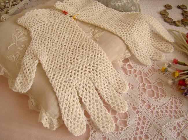 Jolie paire de gants en crochet faits main, couleur blanc ivoire, 1950