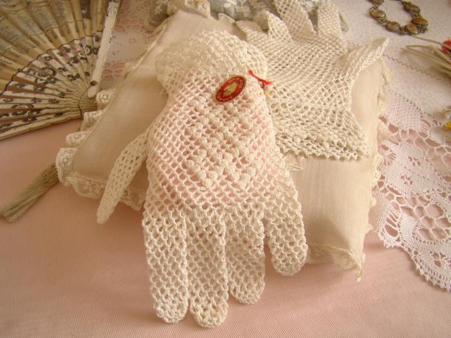 Jolie paire de gants en crochet faits main, couleur blanc ivoire, 1950