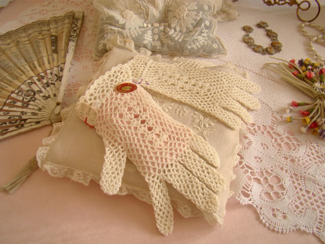 Lovely pair of child's gloves in crochet lace, period 1950