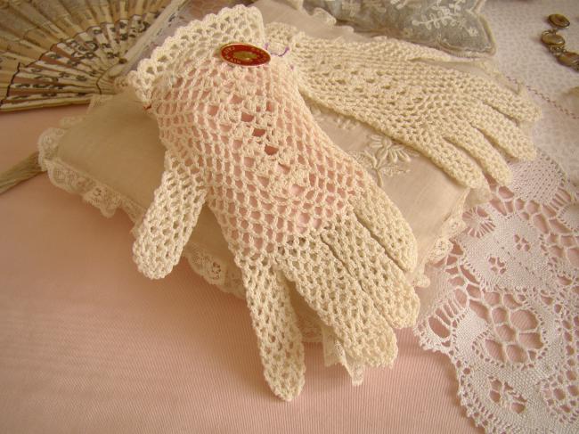 Jolie paire de gants d'enfant, en crochet faits main, couleur blanc ivoire, 1950