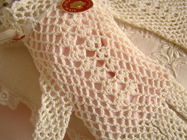 Jolie paire de gants d'enfant, en crochet faits main, couleur blanc ivoire, 1950