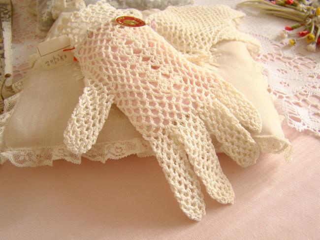 Jolie paire de gants d'enfant, en crochet faits main, couleur blanc ivoire, 1950