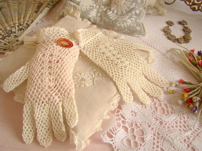 Jolie paire de gants d'enfant, en crochet faits main, couleur blanc ivoire, 1950