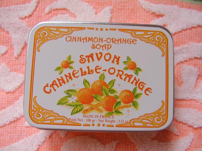 Adorable boîte rectangulaire décorée avec son savon parfumé à l'Orange-Cannelle