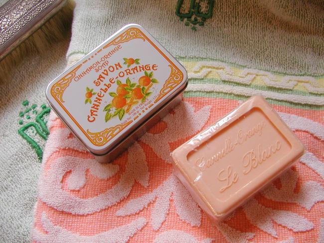 Adorable boîte rectangulaire décorée avec son savon parfumé à l'Orange-Cannelle