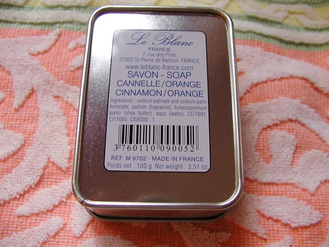 Adorable boîte rectangulaire décorée avec son savon parfumé à l'Orange-Cannelle