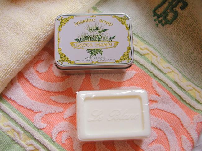 Adorable boîte rectangulaire décorée avec son savon parfumé au Jasmin