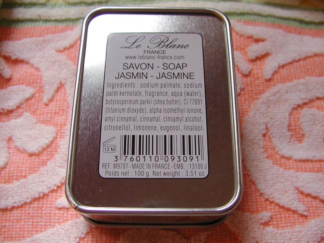 Adorable boîte rectangulaire décorée avec son savon parfumé au Jasmin