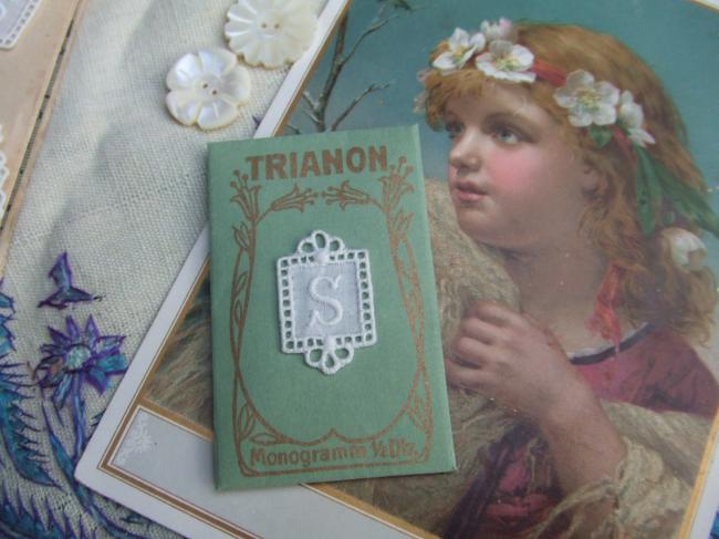 Adorable monogramme S dans un cartouche ajouré de fine batiste 1900-20