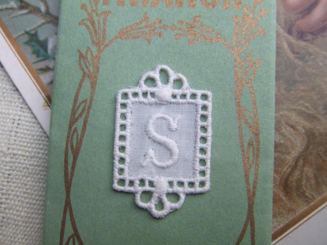 Adorable monogramme S dans un cartouche ajouré de fine batiste 1900-20