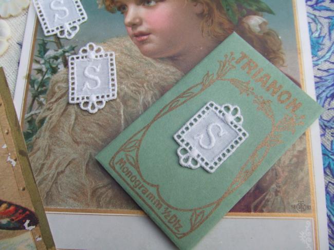 Adorable monogramme S dans un cartouche ajouré de fine batiste 1900-20