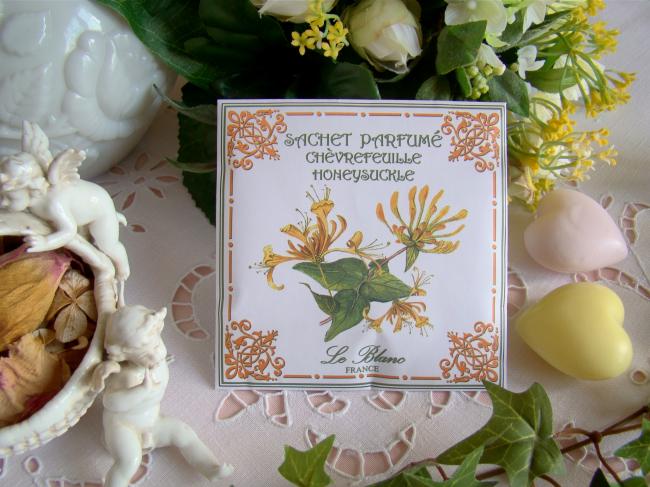 Charmant Sachet parfumé au chèvrefeuille, décor encadré Art Nouveau