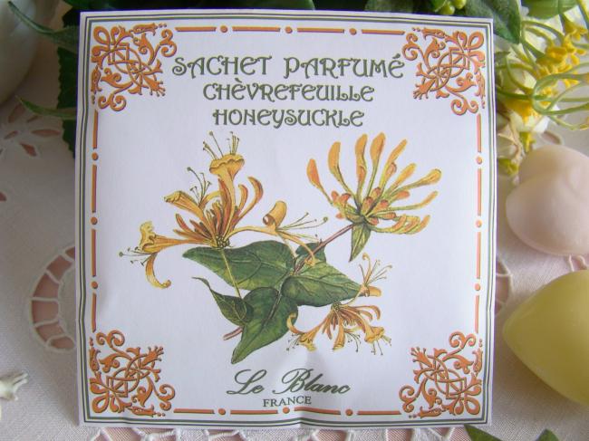 Charmant Sachet parfumé au chèvrefeuille, décor encadré Art Nouveau