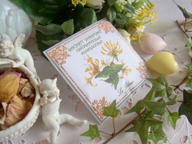 Charmant Sachet parfumé au chèvrefeuille, décor encadré Art Nouveau