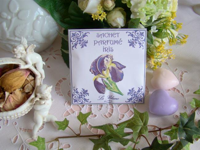 Charmant Sachet parfumé à l'Iris, décor encadré Art Nouveau