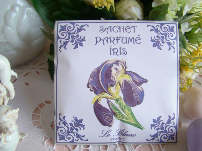 Charmant Sachet parfumé à l'Iris, décor encadré Art Nouveau