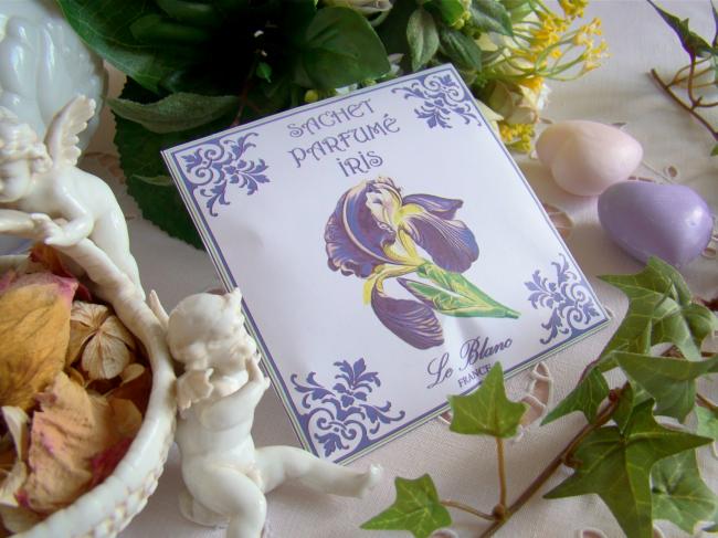 Charmant Sachet parfumé à l'Iris, décor encadré Art Nouveau