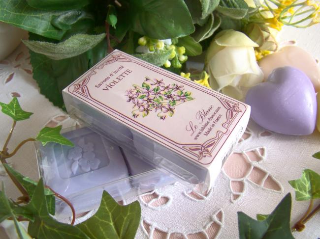 Lovely box with 2 small soaps in Violette fragance, 2 x 25grs