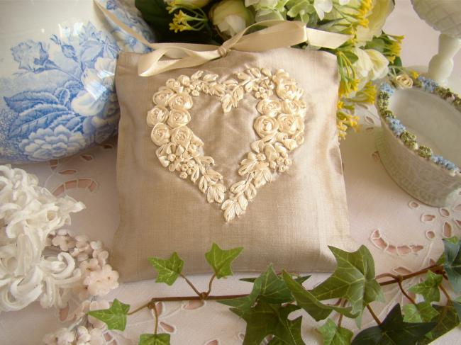 Raffinée pochette de soie brodée d'un coeur, beige et écru, parfumé à la Lavande