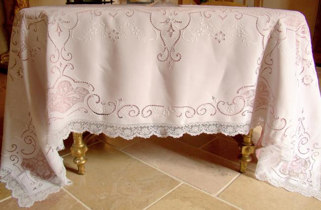 Gorgeous italian bridal tablecloth with Richelieu embroidery and fillet lace