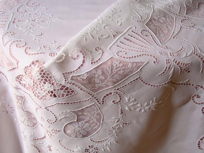 Gorgeous italian bridal tablecloth with Richelieu embroidery and fillet lace