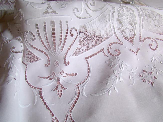 Gorgeous italian bridal tablecloth with Richelieu embroidery and fillet lace