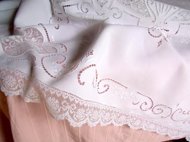 Gorgeous italian bridal tablecloth with Richelieu embroidery and fillet lace