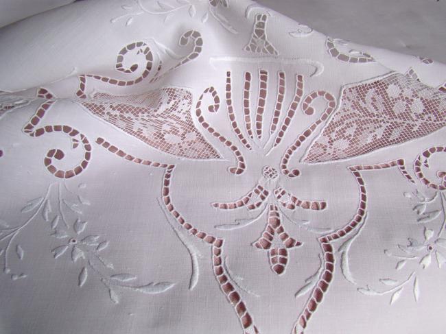 Gorgeous italian bridal tablecloth with Richelieu embroidery and fillet lace
