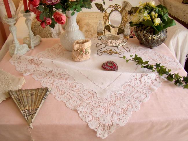 Very fine large table center in damask linen with bobbin lace, mono MB