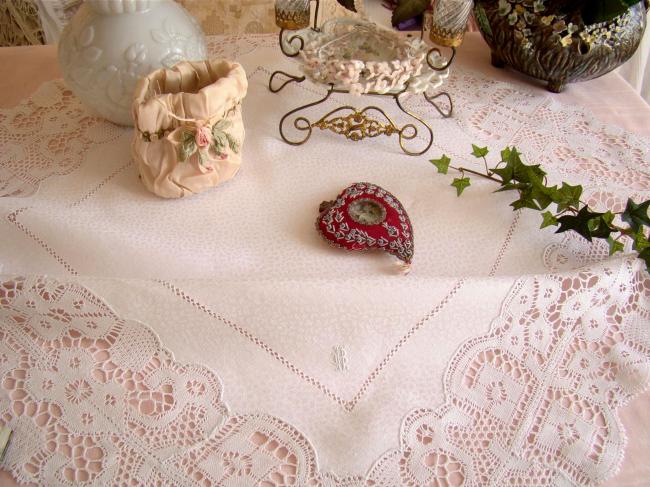 Very fine large table center in damask linen with bobbin lace, mono MB