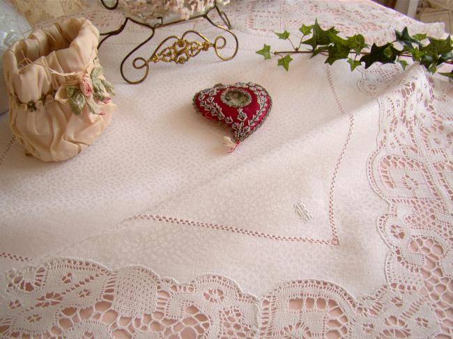Very fine large table center in damask linen with bobbin lace, mono MB