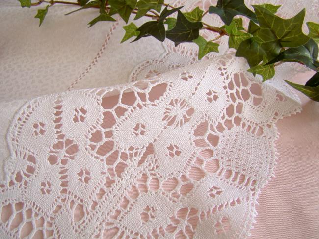Very fine large table center in damask linen with bobbin lace, mono MB