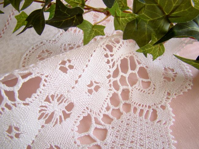 Very fine large table center in damask linen with bobbin lace, mono MB