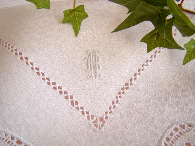 Very fine large table center in damask linen with bobbin lace, mono MB