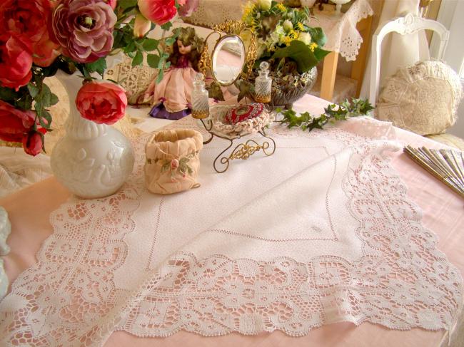 Very fine large table center in damask linen with bobbin lace, mono MB