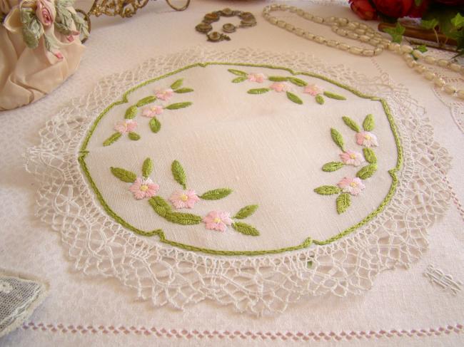 Romantique napperon rond brodé de petites roses entouré de dentelle