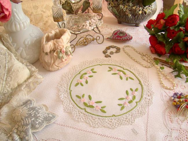 Romantique napperon rond brodé de petites roses entouré de dentelle