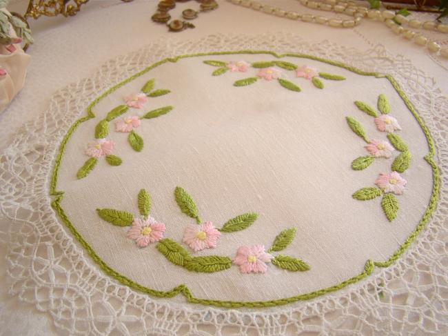 Romantique napperon rond brodé de petites roses entouré de dentelle