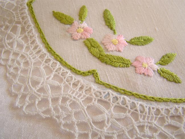 Romantique napperon rond brodé de petites roses entouré de dentelle