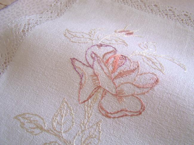 Joli napperon en lin granité brodé de fleurs stylisées en soie