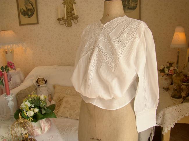 Superb blouse with white embroidery and Valenciennes lace circa 1900