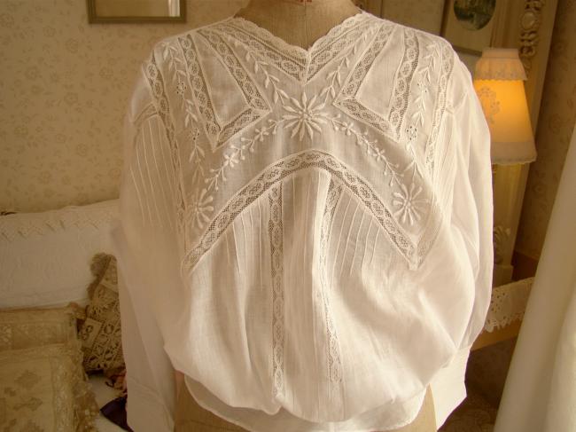 Superb blouse with white embroidery and Valenciennes lace circa 1900