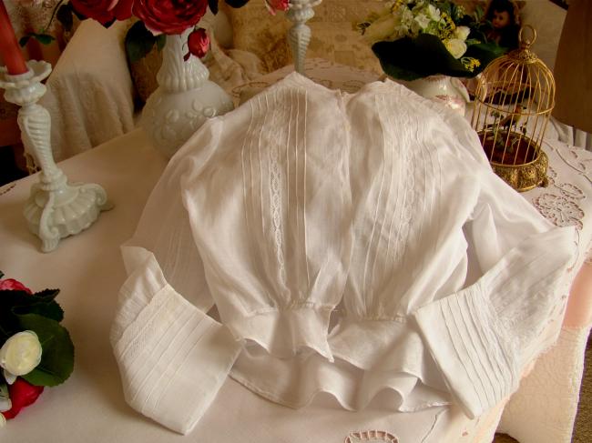 Superb blouse with white embroidery and Valenciennes lace circa 1900