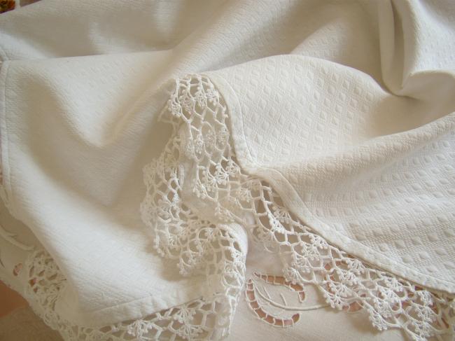 Lovely cradle cover in quilted embossed cotton with hand-made lace