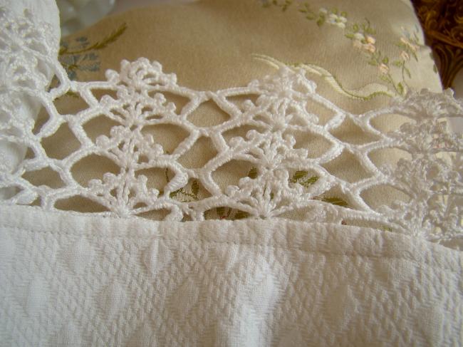 Lovely cradle cover in quilted embossed cotton with hand-made lace