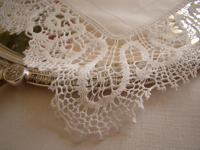 Beautiful table center in fine linen with bobbin lace 1900