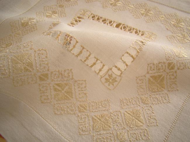 Charming table centre in muslin with gold silk thread embroidery 1900