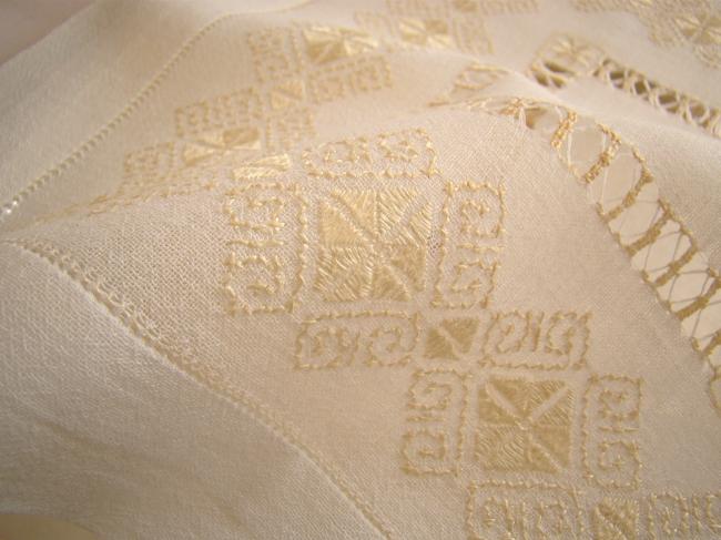 Charming table centre in muslin with gold silk thread embroidery 1900